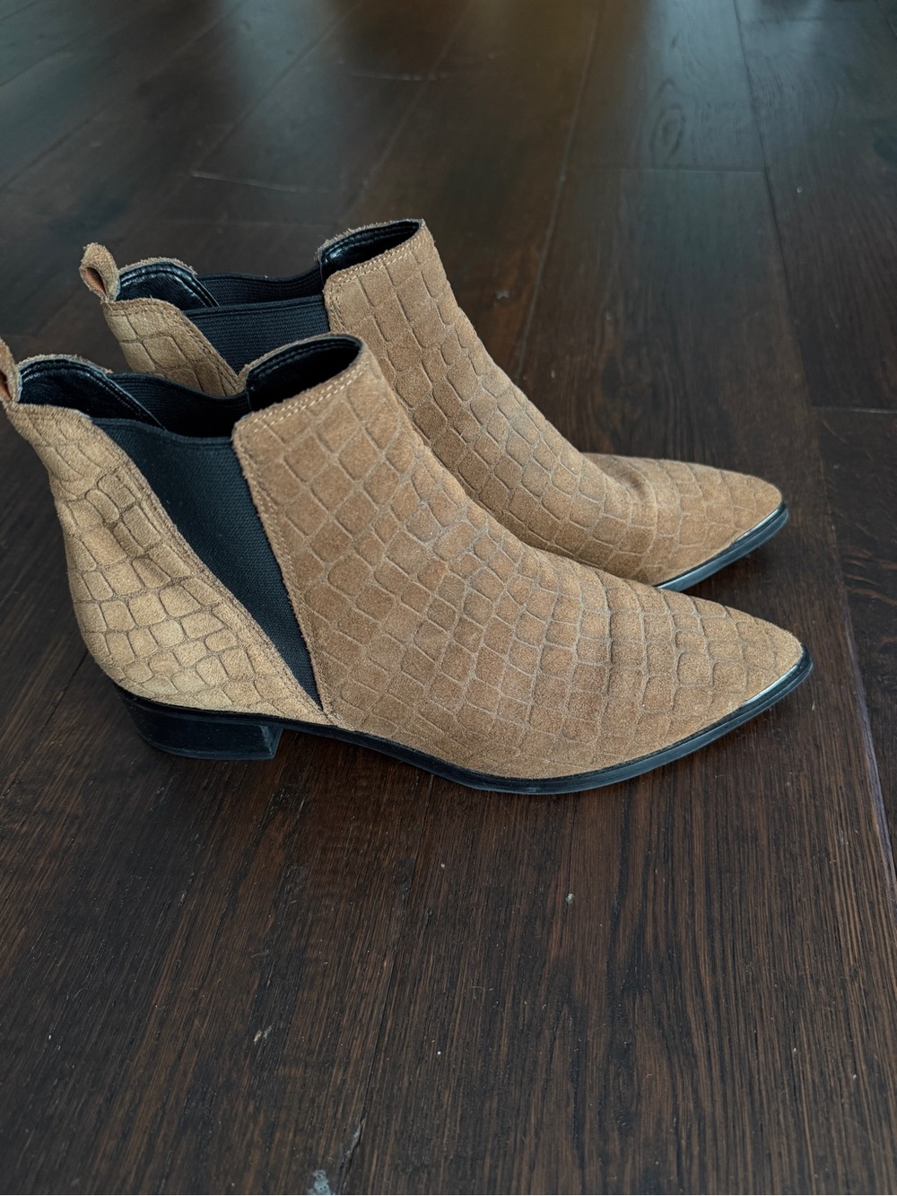 Marc Fisher Yale Chelsea Boot - Alligator pattern tan/brown suede SIZE 8